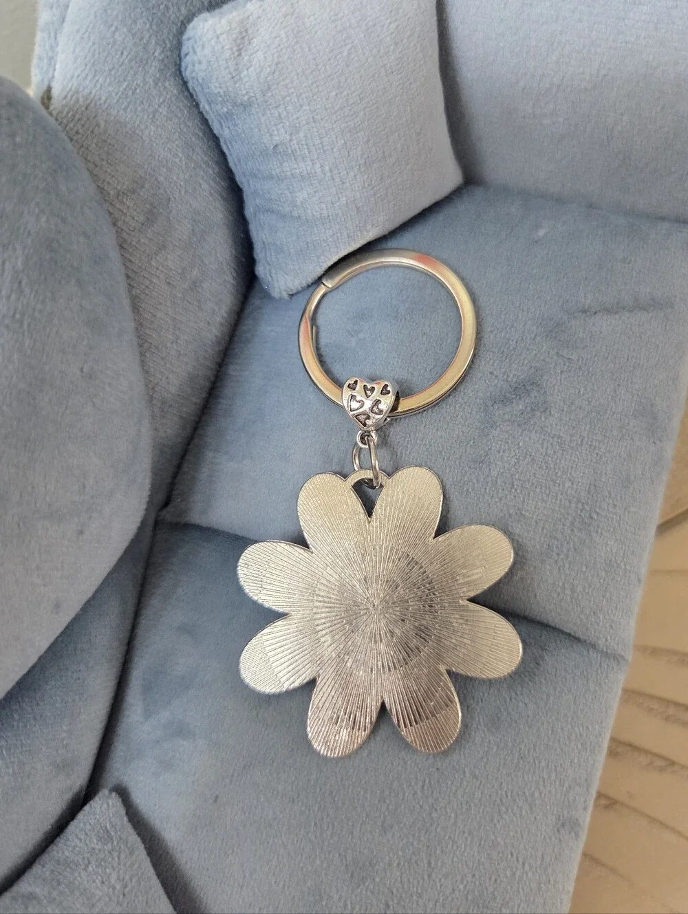 (BUY NOW)Silver White Daisy Enamel Keychain Bag Charm, NEW